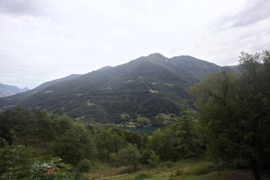 Dağlarda göl görünüyor