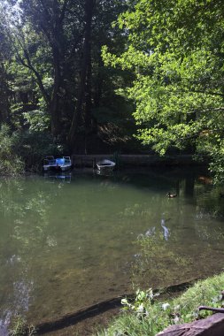 Nehir kıyısında demirli tekneler