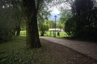 Bulutlu bir günde parkta yol