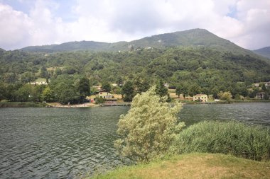 Göl kıyısındaki binalar