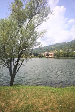 Bulutlu bir günde Dağ Gölü