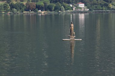 Gölün Leydisi Heykeli