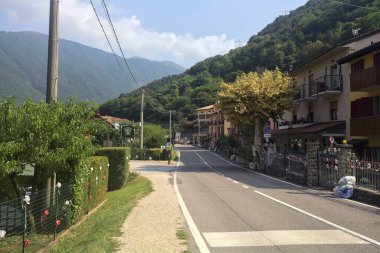 Kasabadan geçen bir yol