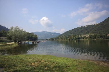 Suya dökülen gökyüzü ile dağ gölü