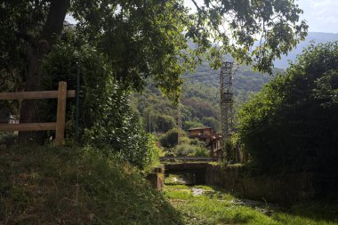 Güneşli bir günde dağlarda kuru dere yatağı