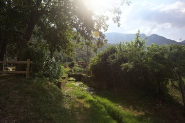Güneşli bir günde dağlarda kuru dere yatağı