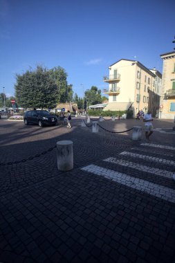 Güneşli bir günde tarihi binalarla dolu bir meydan