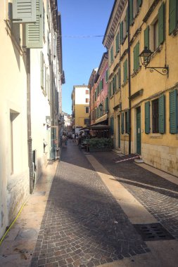 Lokanta dolu dar sokaklar.