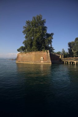 Eski bir tahkimatla çevrili su akıntısı.