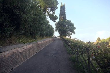 Bir istihkam üzerine inşa edilmiş yol