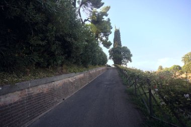 Bir istihkam üzerine inşa edilmiş yol