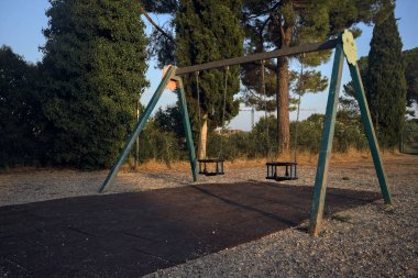 Çocuk parkında sallan