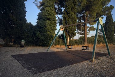 Çocuk parkında sallan