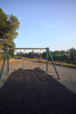 Çocuk parkında sallan