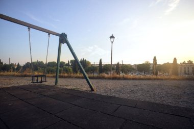 Çocuk parkında sallan