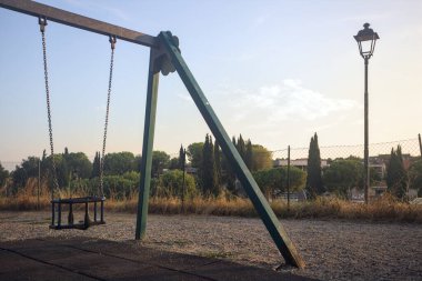 Çocuk parkında sallan