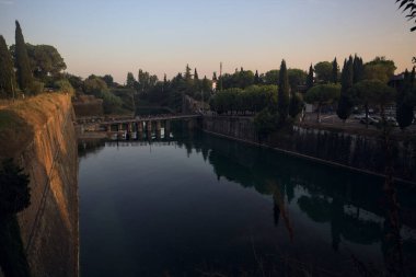 Gün batımında kale hendeği