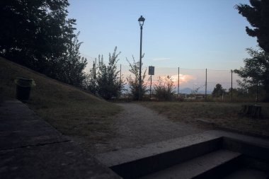 Gün batımında bir parkta yol