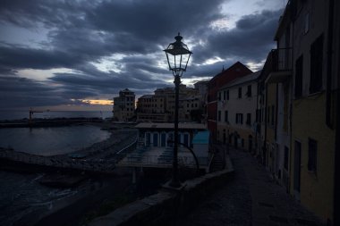 Alacakaranlıkta bir kasabada