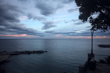 Akşamüstü deniz kenarında gezinti yapacağız.