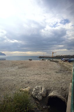 Bulutlu bir günde kumsal