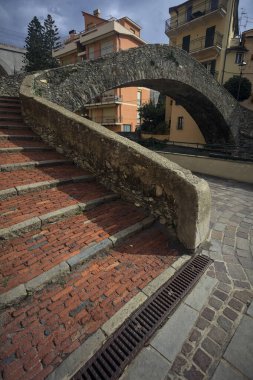 Dere kıyısındaki taş köprü.