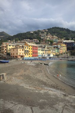 Bir uçurumun kıyısındaki bir kasabanın önünde