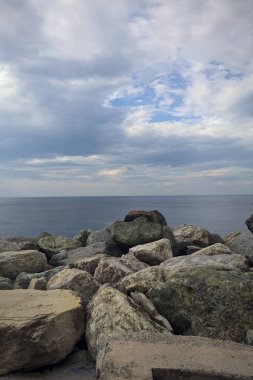 Bulutlu bir günde deniz ve gökyüzü