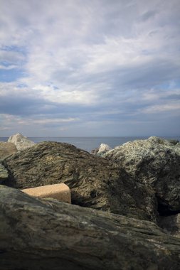 Bulutlu bir günde deniz ve gökyüzü