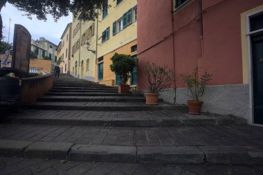 Uçurumun kenarında merdivenleri olan bir sokak.