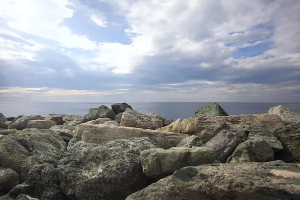 Bulutlu bir günde deniz ve gökyüzü