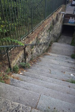 Altgeçide çıkan taş merdiven.