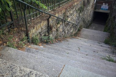 Altgeçide çıkan taş merdiven.