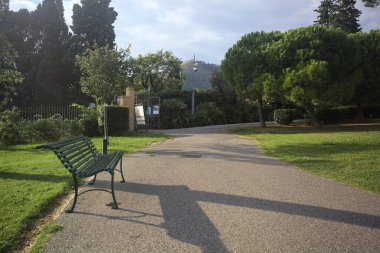 Günbatımında bir parkta bankta