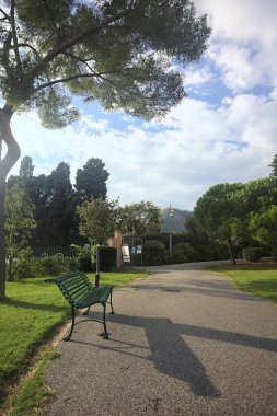 Günbatımında bir parkta bankta