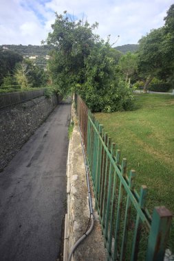 Taş duvarlar arasında dar bir sokak