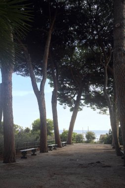 Banklarla panoramik balkon