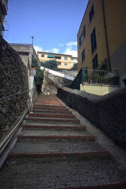 Duvarlar arasında dik merdiven