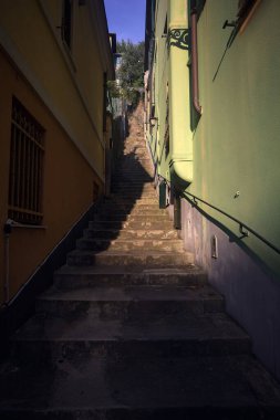 Duvarlar arasında dik merdiven