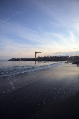 İskele tezgahı gün batımında yandı