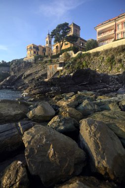 Uçurumun kenarındaki kasaba binaları