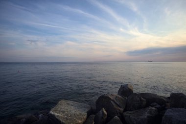 Gün batımında dalgalı su taşları