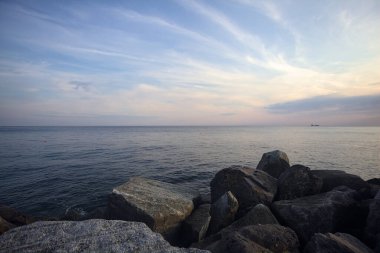 Gün batımında dalgalı su taşları