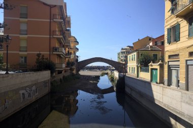 Dere kıyısındaki taş köprü.