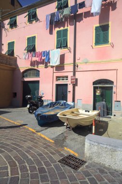 Kapalı tekneler ve bir ev