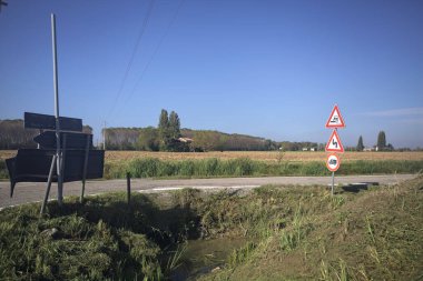 Bir tarla ile çevrili köy yolu