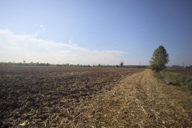 Alanlar arasında sulama kanalı