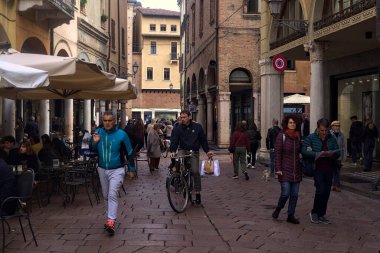 Verandalı meydan ve yoldan geçen insanlar.