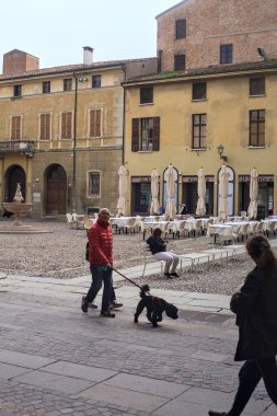 Bulutlu bir günde kaldırımlı kare