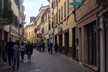 Dükkan pencereli sokak